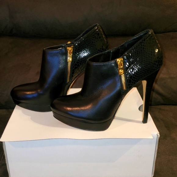 🎉HP🎉 Michael Kors black platform ankle boots.Sz 8.5. NWOT.  Leather-gold trim - Picture 5 of 10
